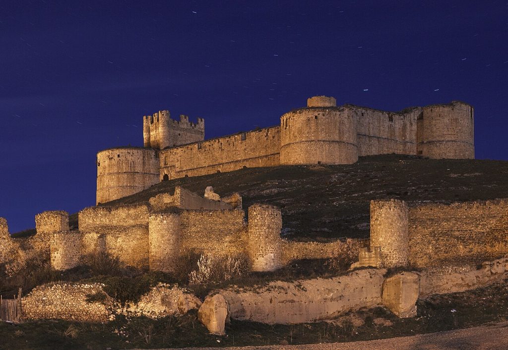 Castillo de Berlanga de Duero iluminado al anochecer
