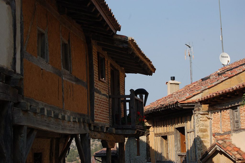 Calle de Calatañazor con casas de arquitectura tradicional y entramado de madera
