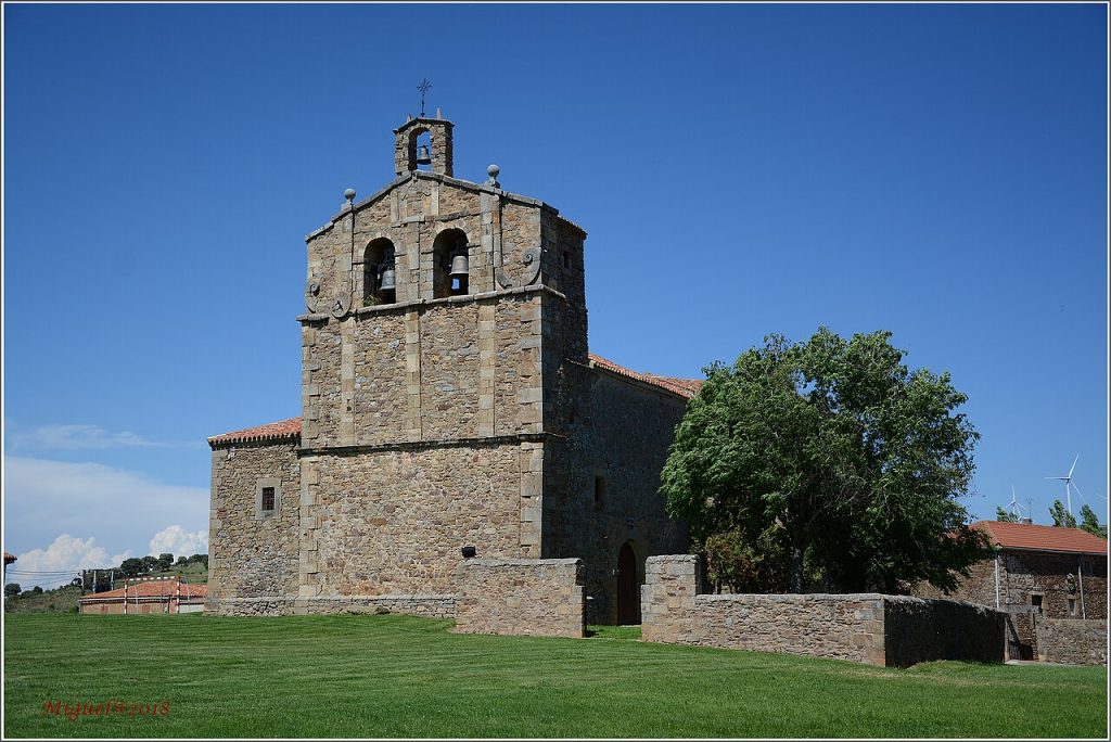 Iglesia de El Salvador de Suellacabras, con su torre de piedra y la campa del entorno