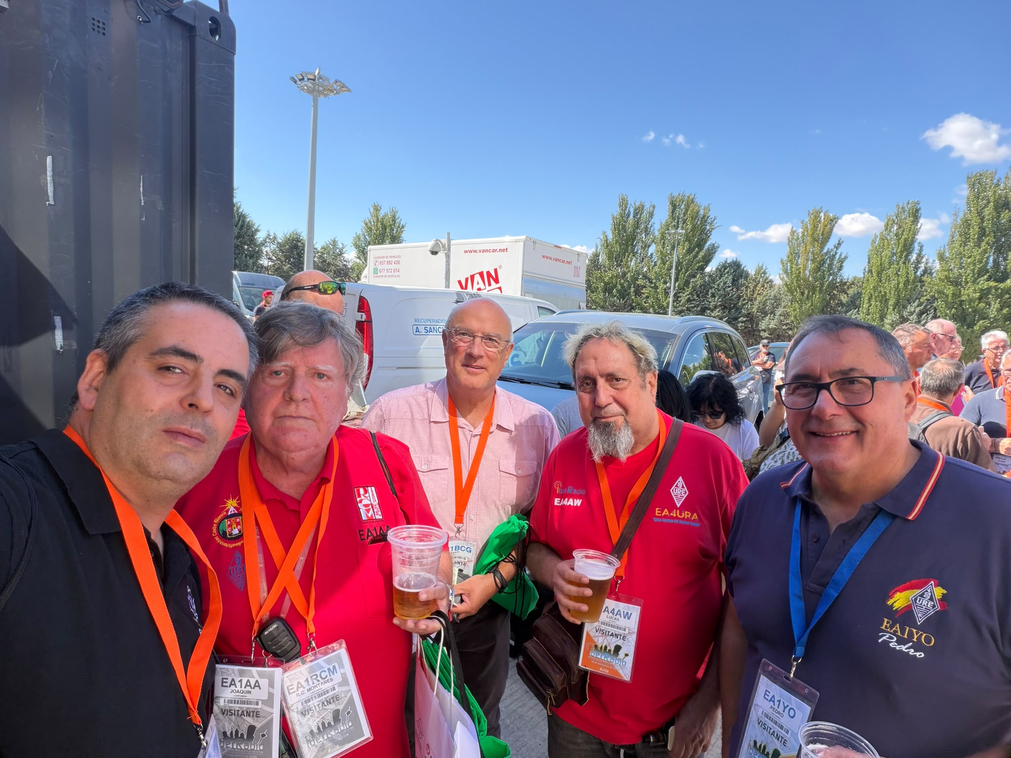 Radioaficionados reunidos durante IberRadio 2026 en Ávila