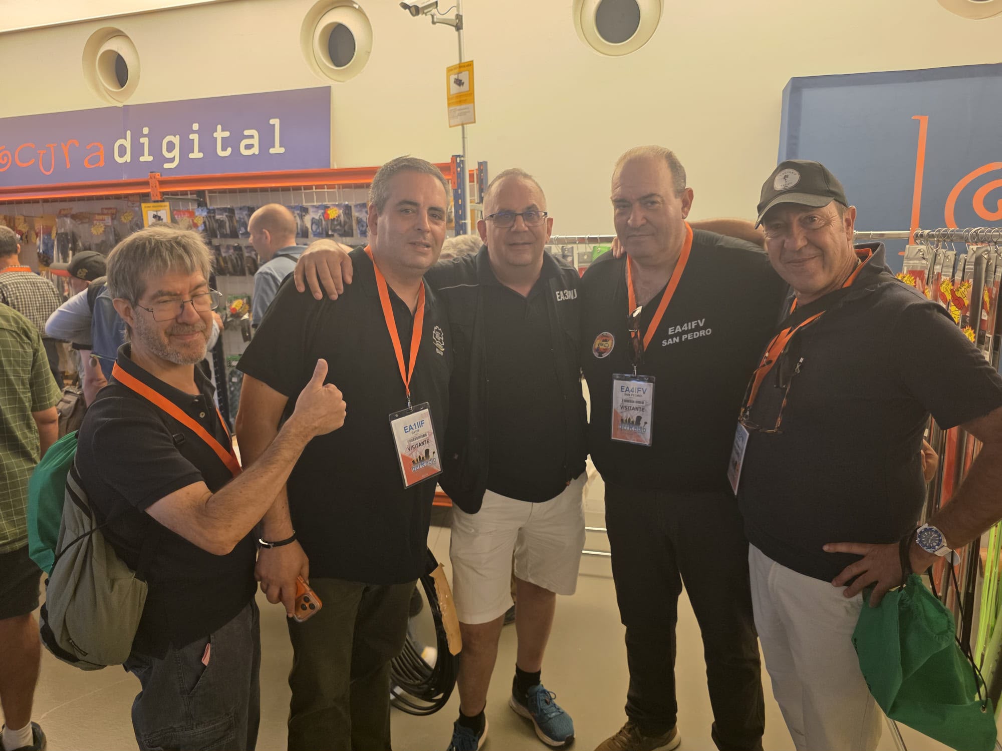 Grupo de radioaficionados posando dentro de la feria IberRadio 2026