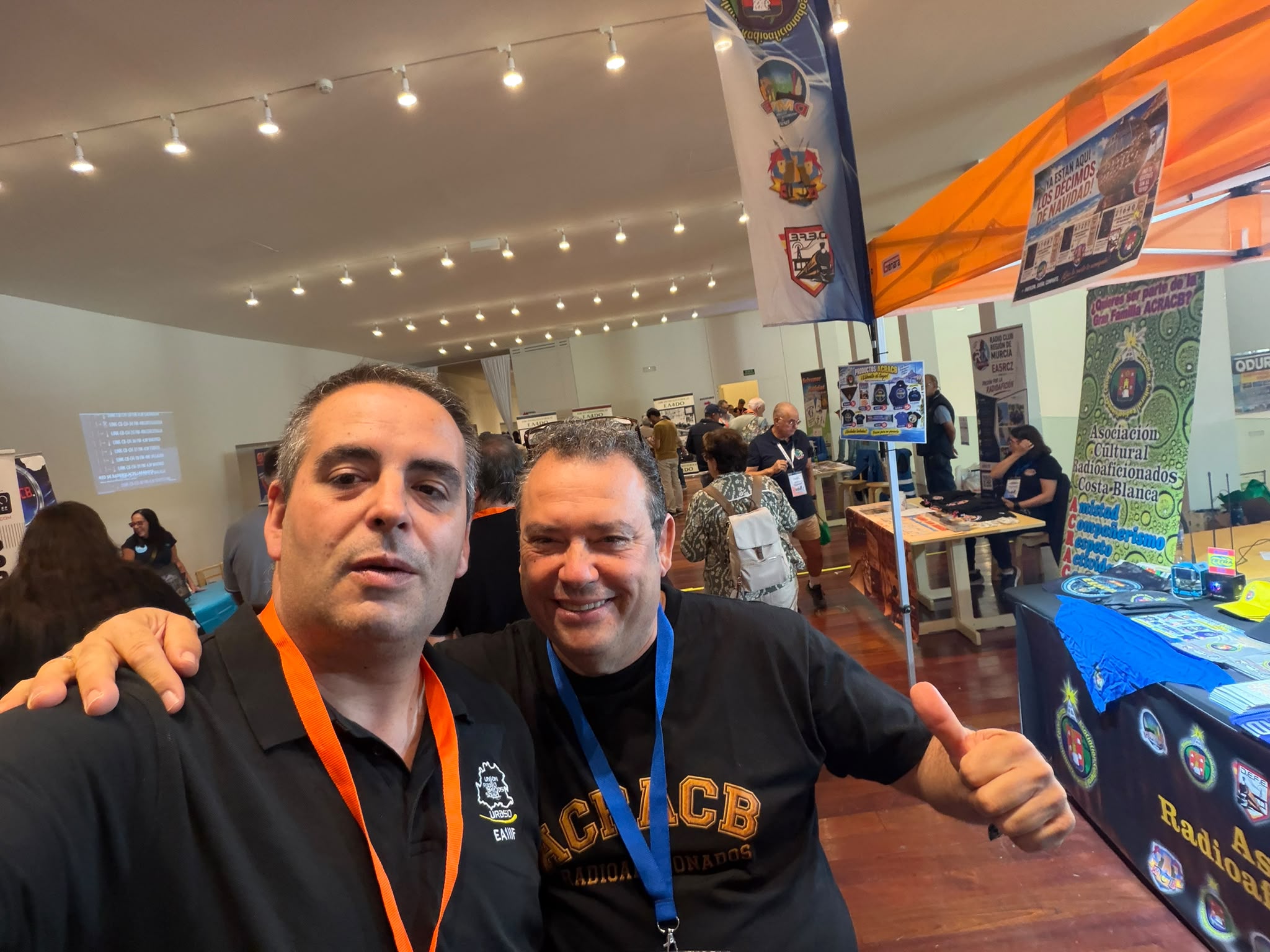 Dos radioaficionados sonríen juntos en uno de los espacios de IberRadio