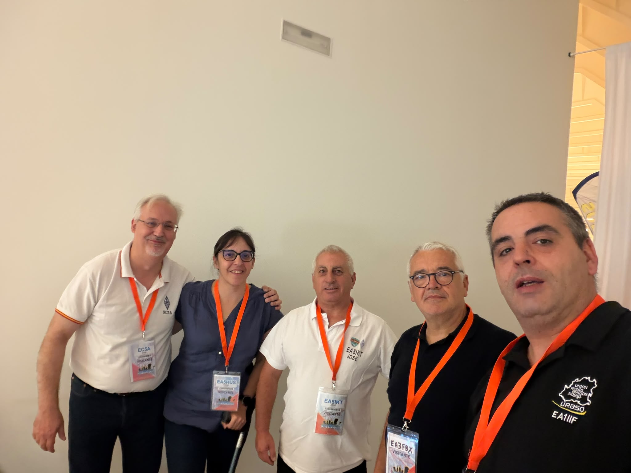 Grupo de radioaficionados reunidos y sonriendo durante IberRadio