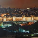 Vista nocturna de las murallas de Ávila durante el fin de semana de IberRadio 2026