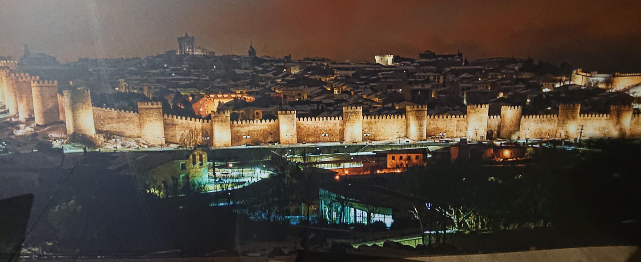 Vista nocturna de las murallas de Ávila durante el fin de semana de IberRadio 2026